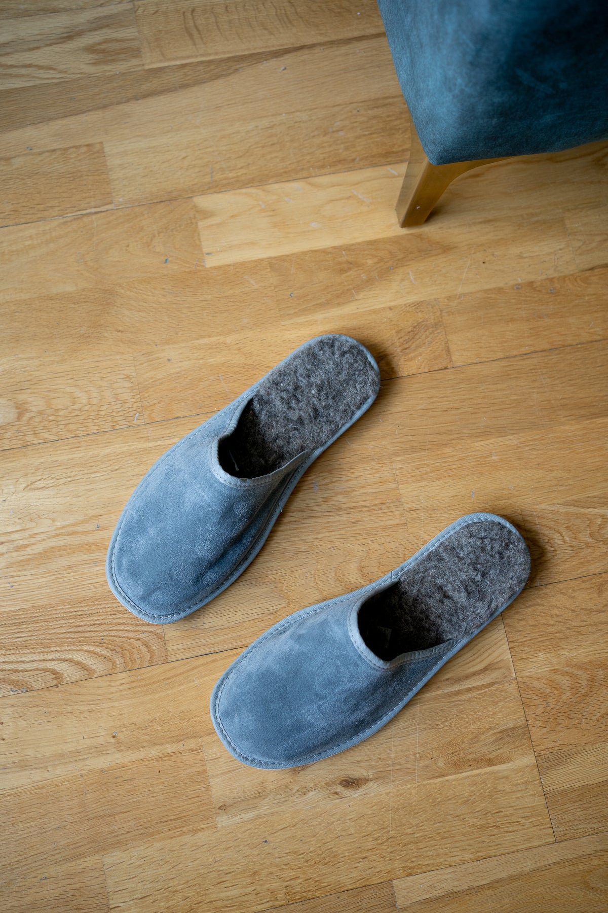 bamboshe mens slip on slippers on the floor  in grey colour made of suede and wool