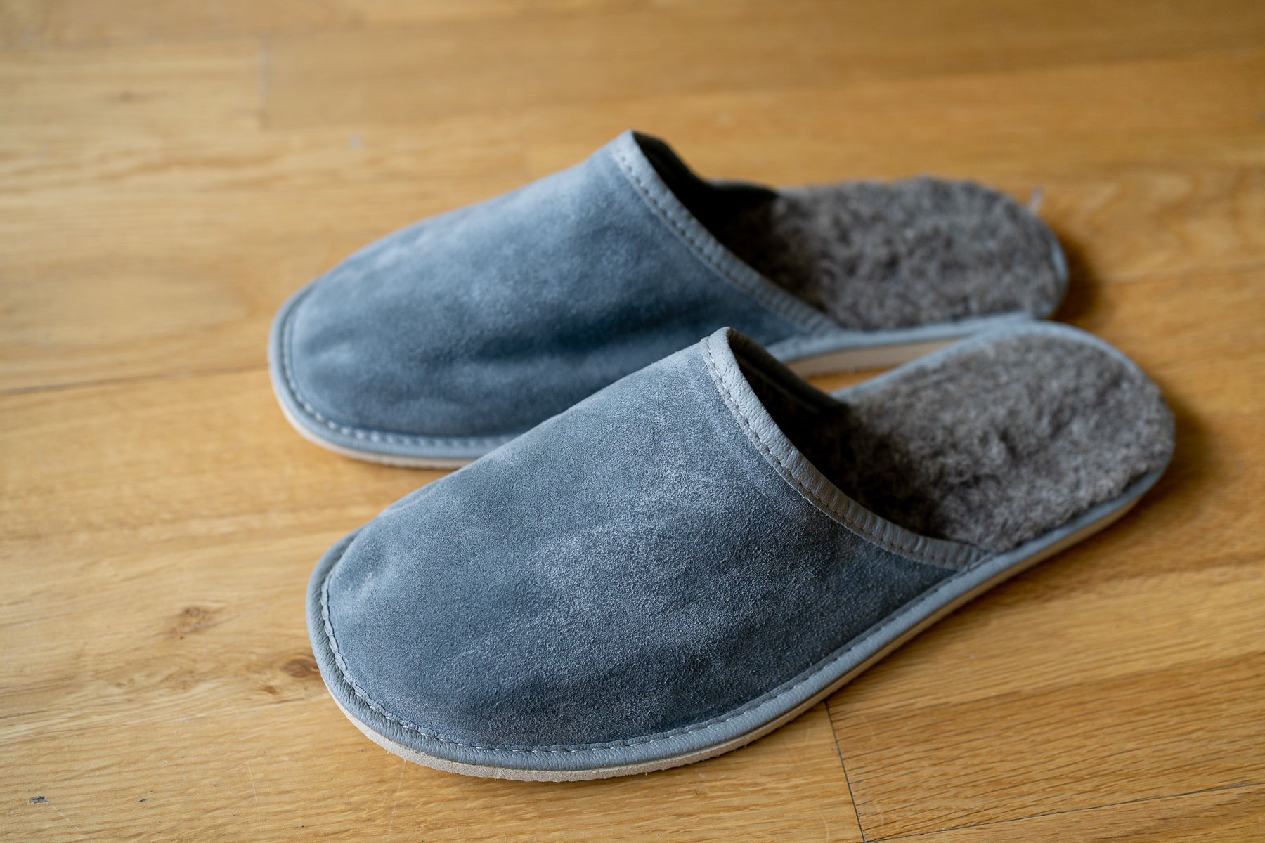 Comfy mens slippers made of grey suede and wool lining 