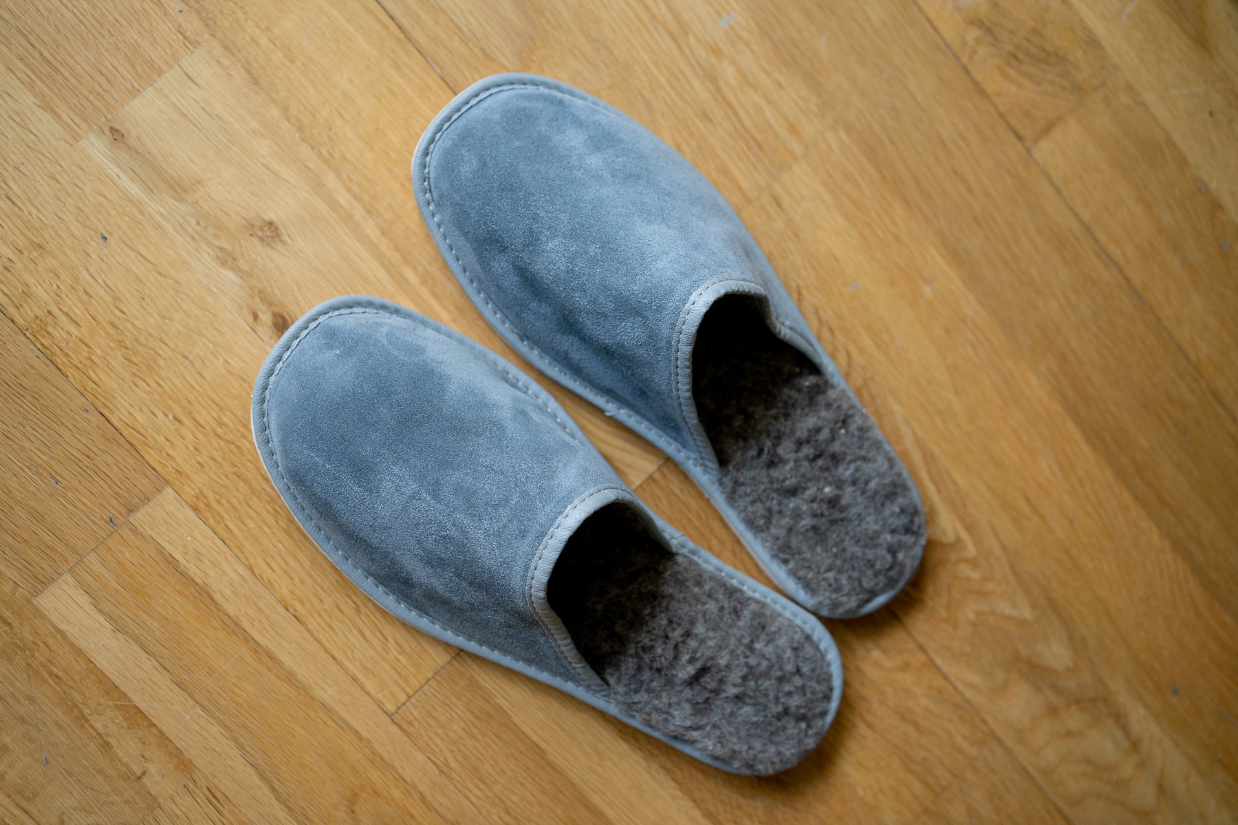Mens sliders home shoes in grey colour made of suede and wool. 