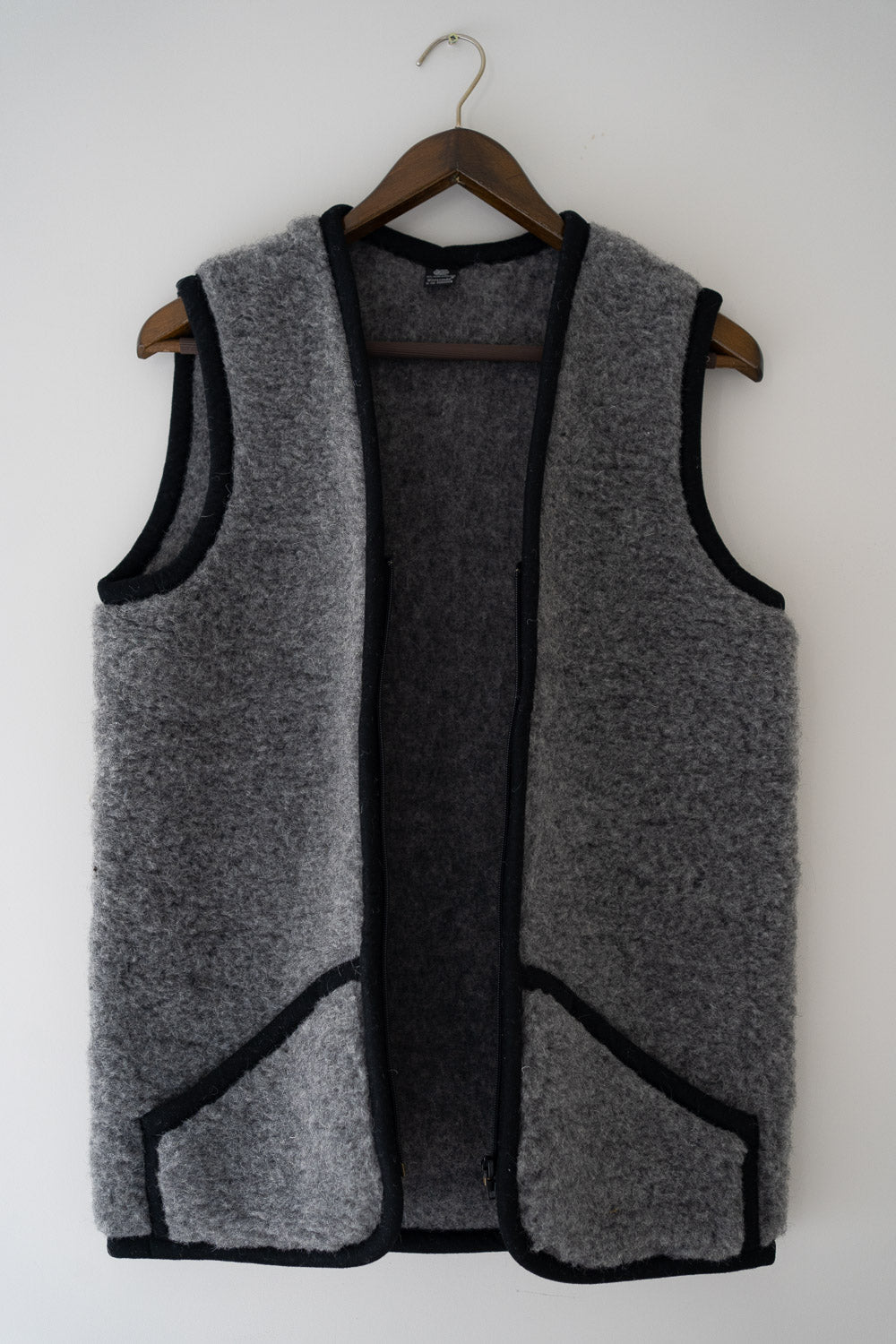 Merino wool grey vest very warm with the pockets on the sides. Zipped woollen gilet